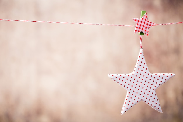 Tarjeta de felicitación de Navidad con adornos navideños rústicos.