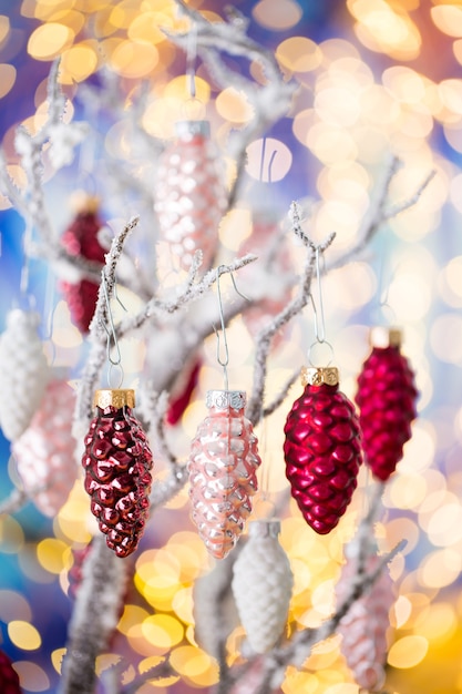 Tarjeta de felicitación de Navidad. Decoración de cono. Concepto de año nuevo. Endecha plana. Vista superior.