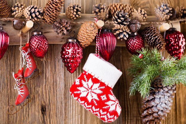 Tarjeta de felicitación de Navidad. Decoración festiva sobre fondo de madera. Concepto de año nuevo. Copie el espacio. Endecha plana. Vista superior.