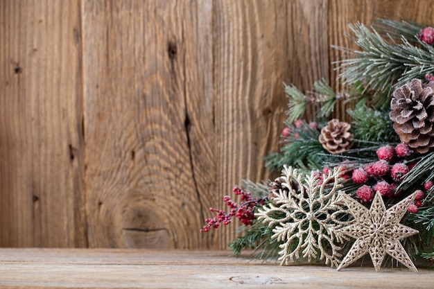 Tarjeta de felicitación de Navidad. Decoración festiva sobre fondo de madera. Concepto de año nuevo. Copie el espacio. Endecha plana. Vista superior.