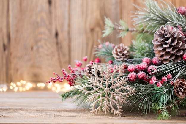 Tarjeta de felicitación de Navidad. Decoración festiva sobre fondo de madera. Concepto de año nuevo. Copie el espacio. Endecha plana. Vista superior.