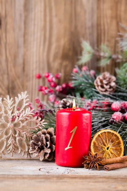 Tarjeta de felicitación de Navidad. Decoración festiva sobre fondo de madera. Concepto de año nuevo. Copie el espacio. Endecha plana. Vista superior.