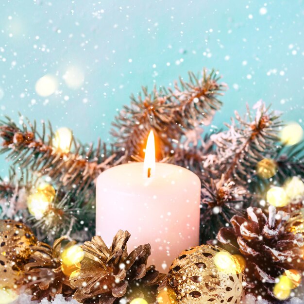 Tarjeta de felicitación de Navidad con gnomo y juguetes fondo de nieve azul bokeh