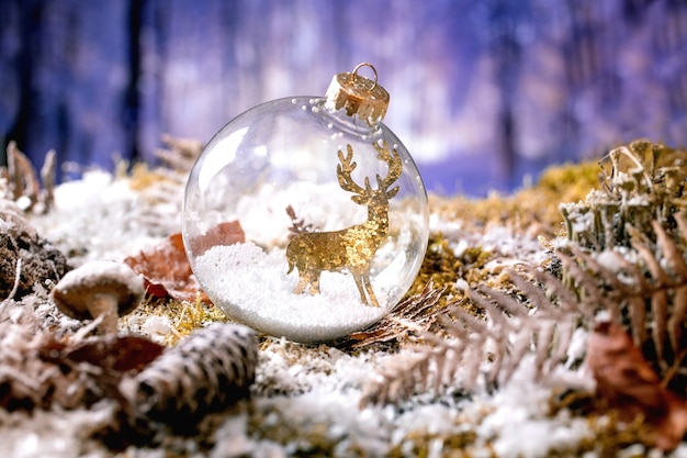 Tarjeta de felicitación de Navidad o año nuevo con bosque de invierno