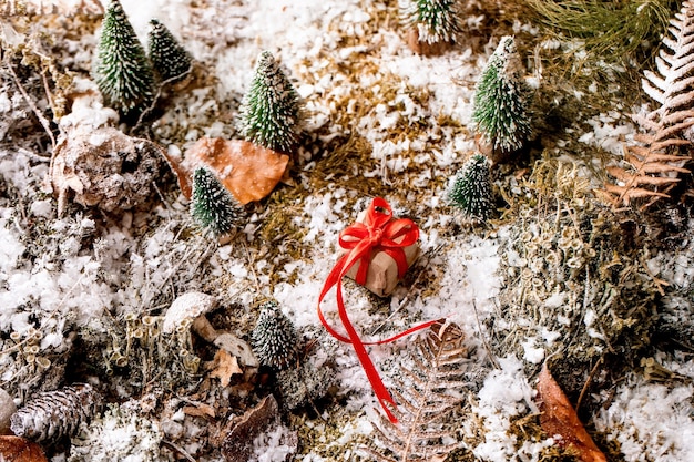 Tarjeta de felicitación de Navidad o año nuevo con bosque de invierno