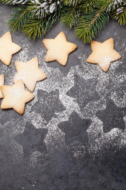 Tarjeta de felicitación navideña con abeto y galletas de jengibre.