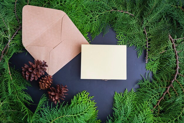 Tarjeta de felicitación navideña de concepto minimalista de fondo navideño con decoración navideña de hojas de abeto