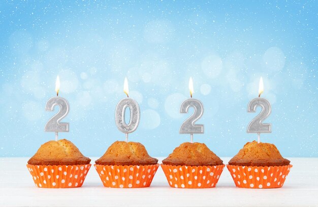 Tarjeta de felicitación navideña con cupcakes y velas 2022