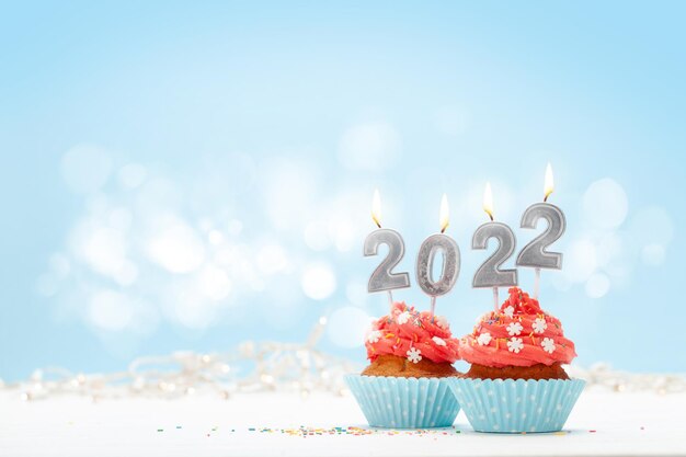 Tarjeta de felicitación navideña con pastelitos y velas nuevas de 2022