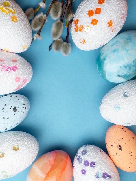 Tarjeta de felicitación de Pascua feliz brunches de sauce aislados sobre fondo azul Concepto de primavera Vista superior