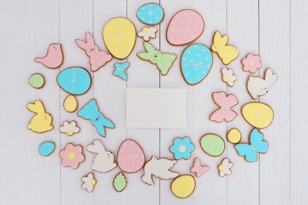 Tarjeta de felicitación de Pascua con galletas de jengibre. Galletas en forma de huevo y conejito de pascua.