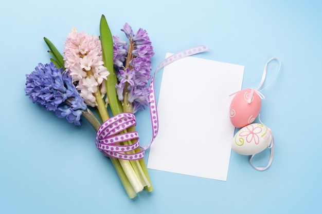 Tarjeta de felicitación de pascua con huevos de pascua y flores de jacinto