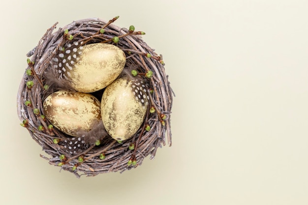 Tarjeta de felicitación de Pascua Huevos de Pascua en el nido