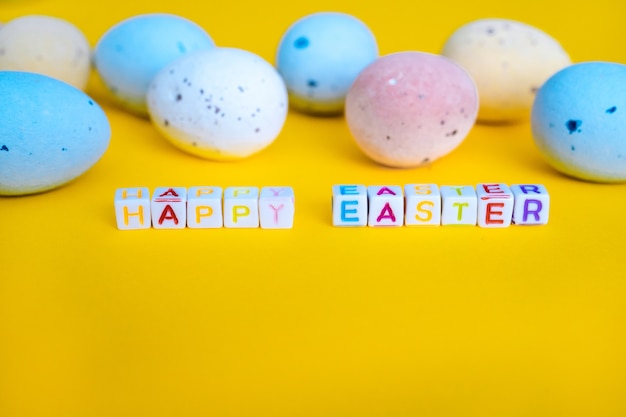 Tarjeta de felicitación de Pascua con huevos pintados