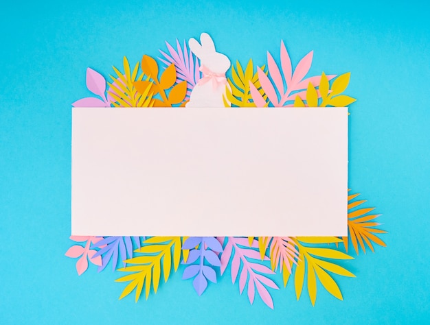 Tarjeta de felicitación de Pascua. Papel en blanco en azul. vista superior, copie el espacio.