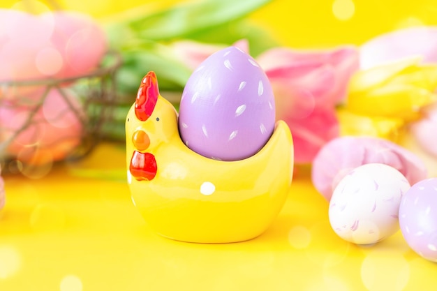 Foto tarjeta de felicitación de pascua con pollo decorativo y huevos pintados concepto de pascua