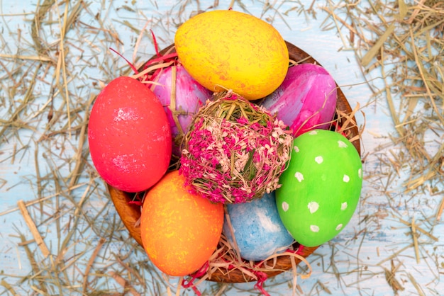 Tarjeta de felicitación pintada de los huevos de Pascua del día de fiesta cristiano tradicional.