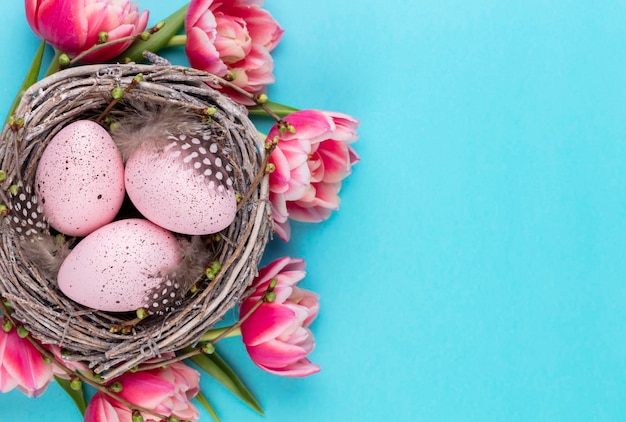 Tarjeta de felicitación de primavera Huevos de Pascua en el nido Flores de primavera tulipanesx9xDxA