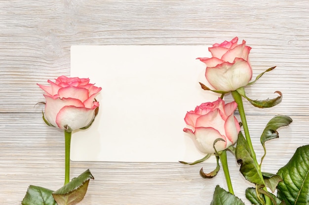 Tarjeta de felicitación con rosas rosadas