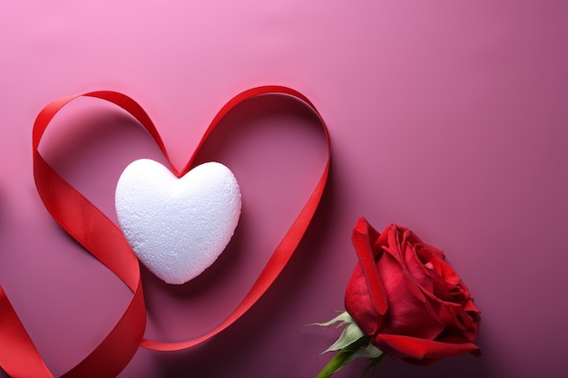 Tarjeta de felicitación de San Valentín fondo amor símbolos, decoración roja con corazón. Vista superior con espacio de copia y texto.