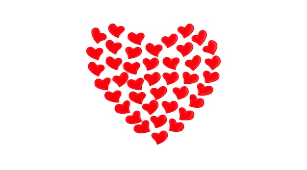 Tarjeta de felicitación de San Valentín. En forma de corazón de pequeños corazones rojos sobre una superficie blanca. Endecha plana, vista superior, espacio de copia.