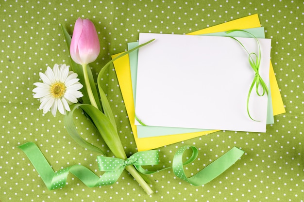 Tarjeta de felicitación de tema primavera con flores