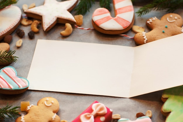 Tarjeta de felicitación vacía en marco de galletas de jengibre