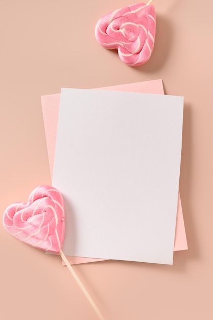 Foto tarjeta de felicitación vertical romántica de san valentín con piruletas en blanco y rosa
