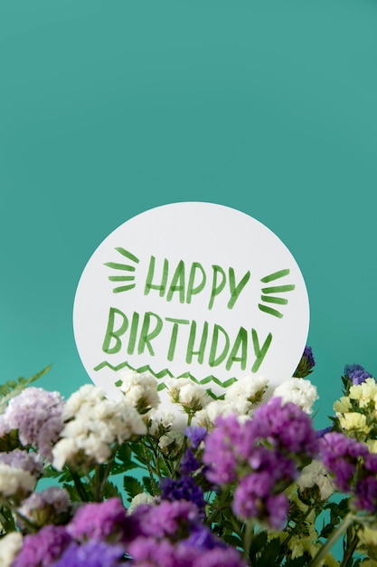 Foto tarjeta del feliz cumpleaños con arreglo de flores