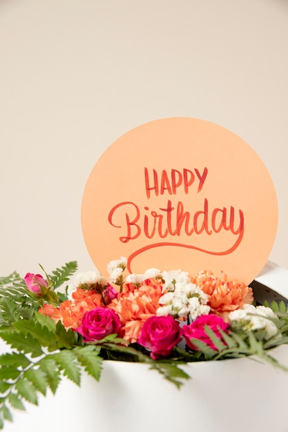 Tarjeta del feliz cumpleaños con arreglo de flores | Foto Premium