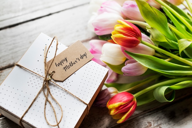 Tarjeta feliz día de la madre con fondo de flores