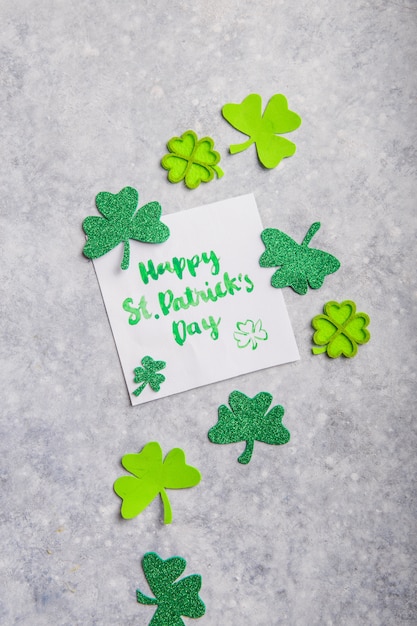 Foto tarjeta feliz del día de san patricio con tréboles de hojas de trébol