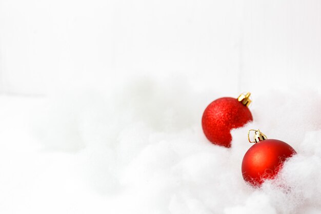 Tarjeta de feliz navidad y feliz año nuevo con decoraciones rojas