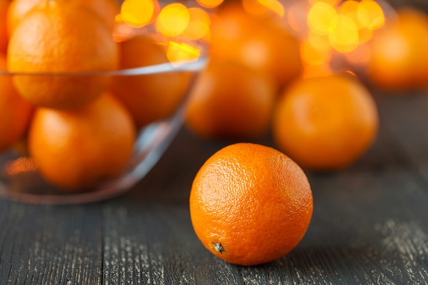 Tarjeta de feliz navidad o año nuevo. Decoraciones de Año Nuevo o Navidad con mandarinas y luces navideñas.