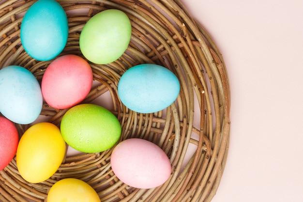 Foto tarjeta de feliz pascua con huevos de pascua