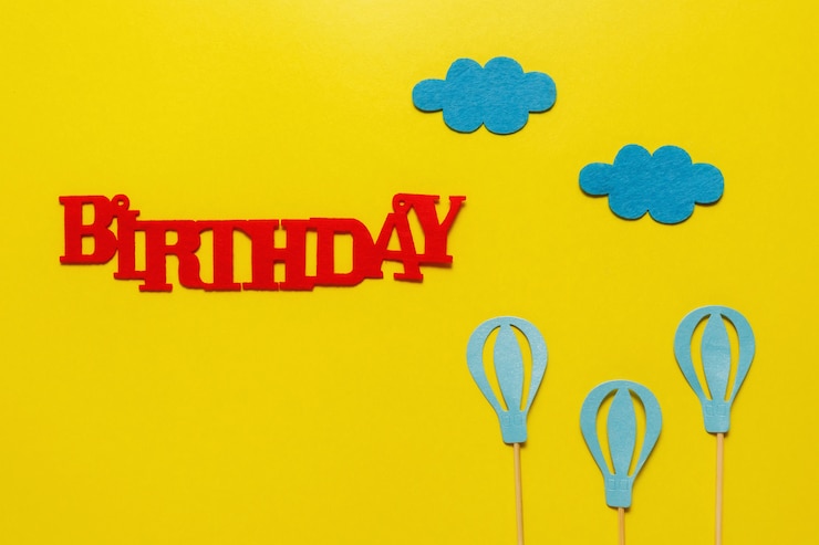 Foto tarjeta de fiesta de cumpleaños de flatout sobre un fondo azul con espacio de copia de texto
