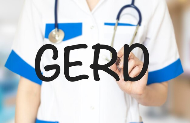 Foto tarjeta de gerd en manos del médico