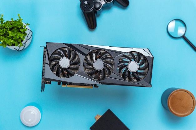 La tarjeta gráfica se cierne sobre el hardware de PC de escritorio azul para jugar y renderizar Tarjeta gráfica moderna con tres ventiladores