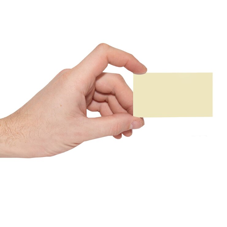 Foto tarjeta gris en blanco en una mano aislada sobre fondo blanco.