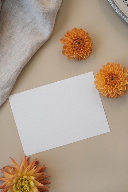 Tarjeta de hoja de papel con espacio de copia en blanco para la marca Plantilla de maqueta de tarjetas de invitación capullos de flores manta gris sobre fondo beige neutro Tarjeta de marca de invitación de lujo estético