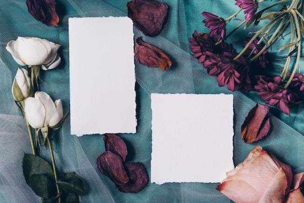 Tarjeta de invitación de boda y guardar la maqueta de la tarjeta de fecha Flores vintage Fondo textil azul