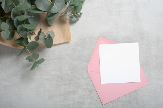 Tarjeta de invitación cuadrada de sobre rosa, tarjeta de felicitación simulada con ramo de eucalipto.