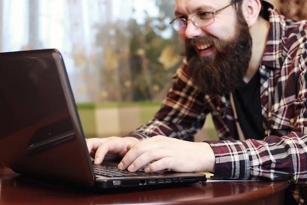 Tarjeta en línea masculina con barba