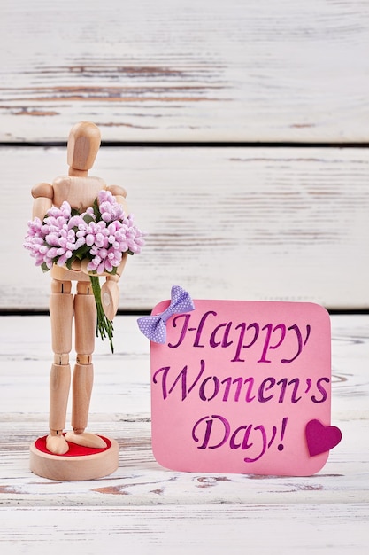 Tarjeta y maniquí de madera Celebrando el día de la mujer