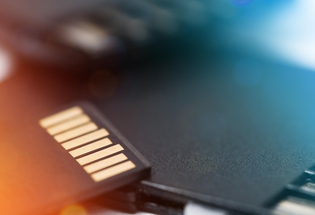 La tarjeta micro sd se encuentra en un montón de tarjetas de memoria cerradas
