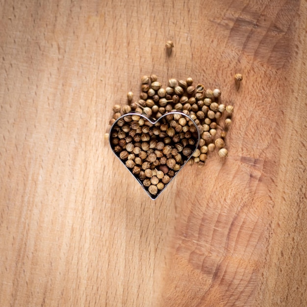 Tarjeta minimalista de fantasía sobre el amor. Fondo de madera, enfoque selectivo