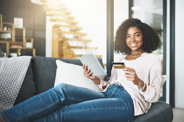 Tarjeta de mujer y tableta y retrato en sofá fintech y transacción para compras en línea en el hogar Pago en Internet del cliente y puntuación de crédito o aplicación bancaria comercio electrónico y sonrisa o compra en el sofá