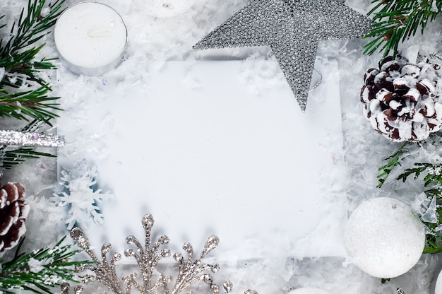 Tarjeta de Navidad con abeto decorado en la nieve.