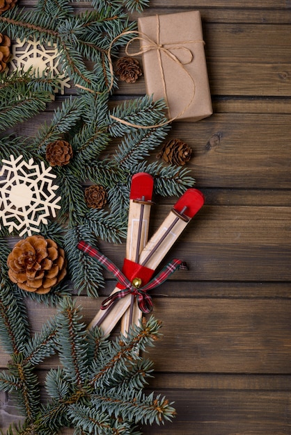 Foto tarjeta de navidad árbol de abeto y conos y decoración de año nuevo