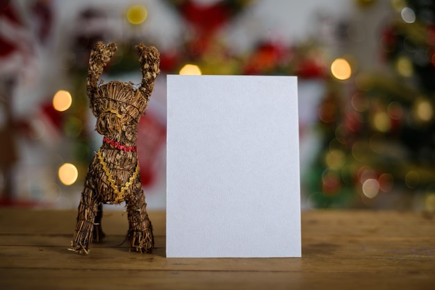 Tarjeta de Navidad en blanco junto al adorno en la mesa de madera Fondo de Navidad Maqueta de tarjeta de Navidad